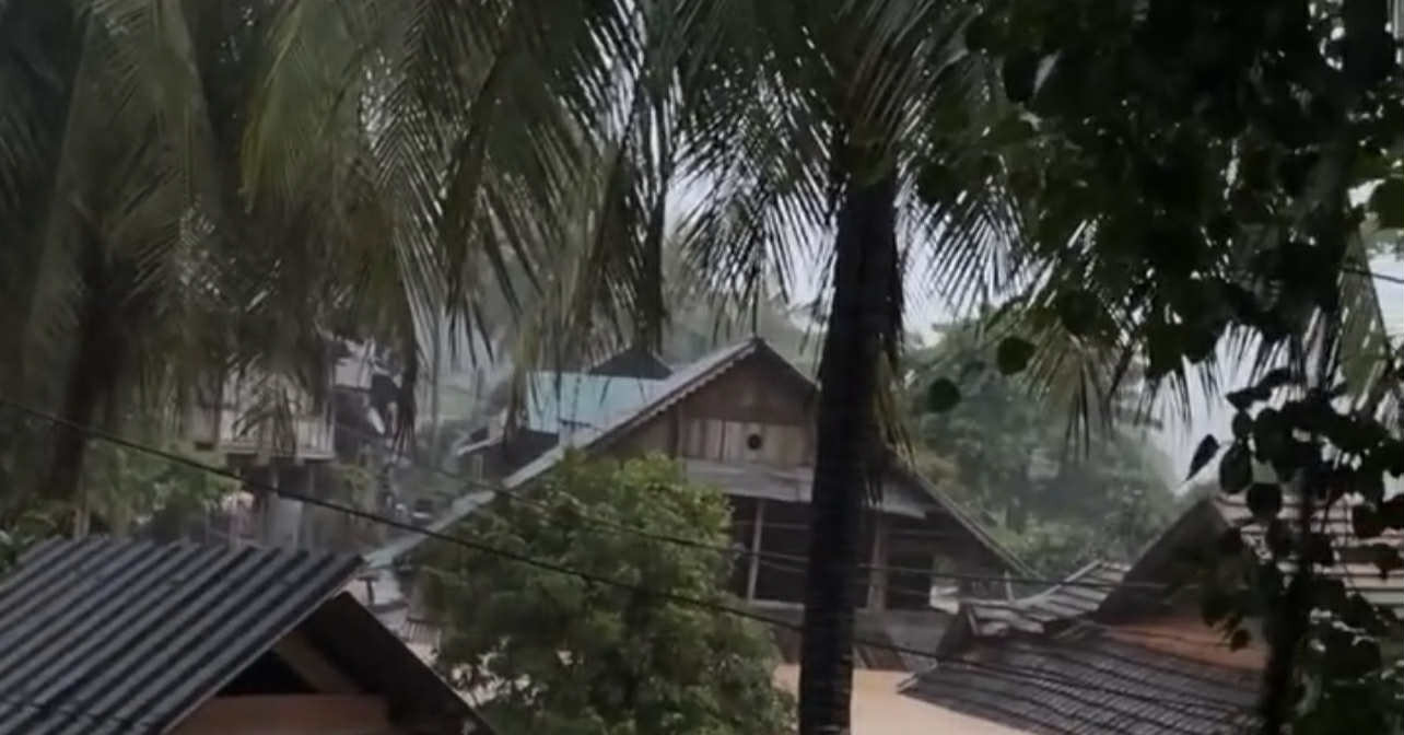 Lũ ngập đến mái, người dân hốt hoảng bỏ nhà chạ...
