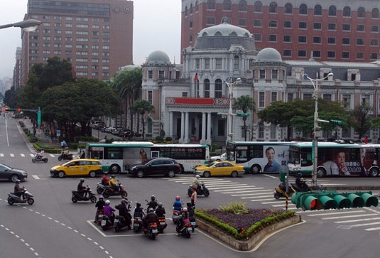 Nơi đường phố không có CSGT và hàng xe máy không khóa trên vỉa hè đêm khuya