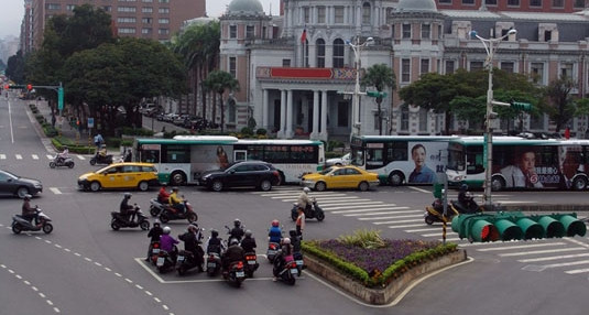 Nơi đường phố không có CSGT và hàng xe máy không khóa trên vỉa hè đêm khuya