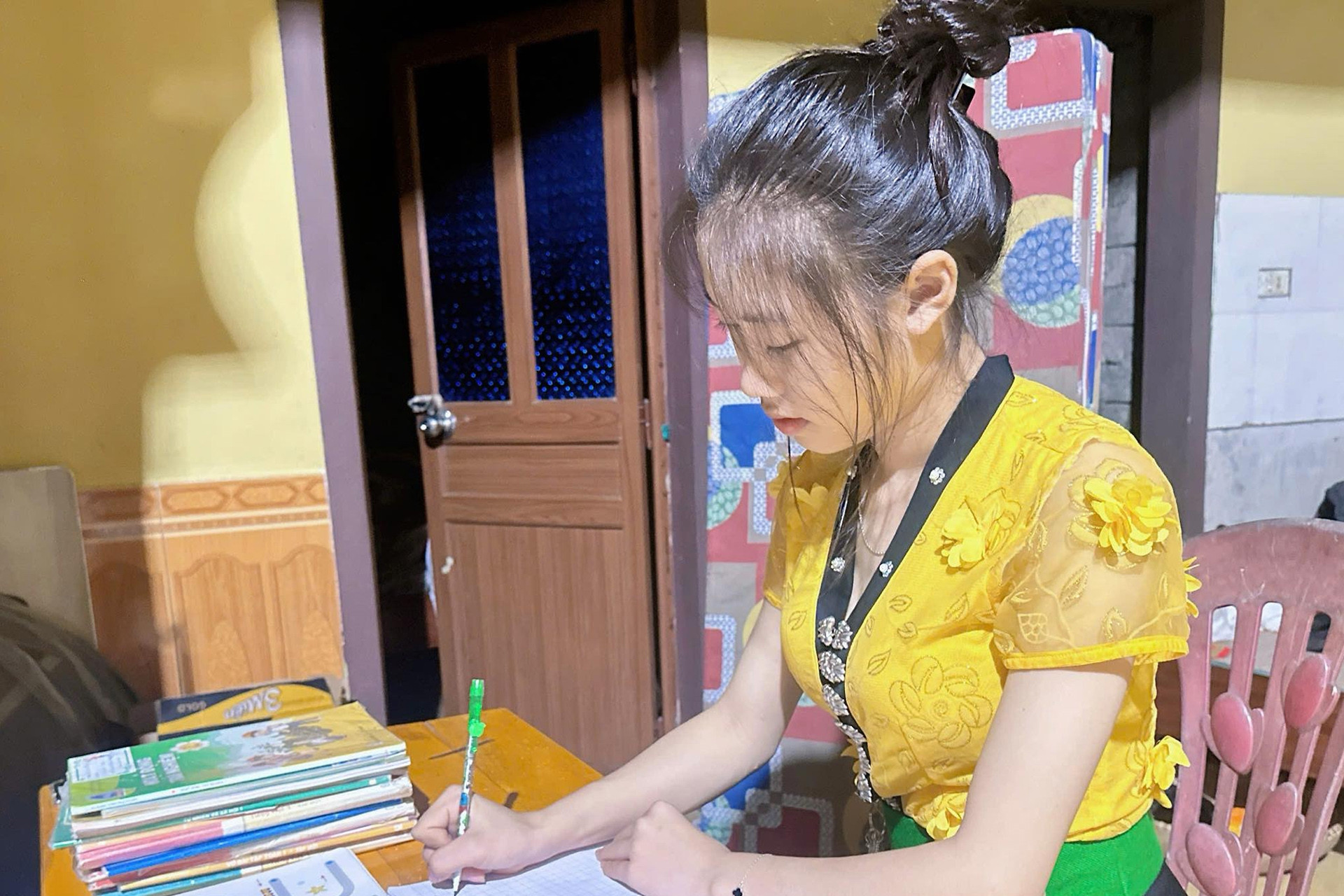 Nữ sinh dân tộc Thái giỏi toàn diện, &apos;tiếp lửa&apos; cho các em ở trường nội trú