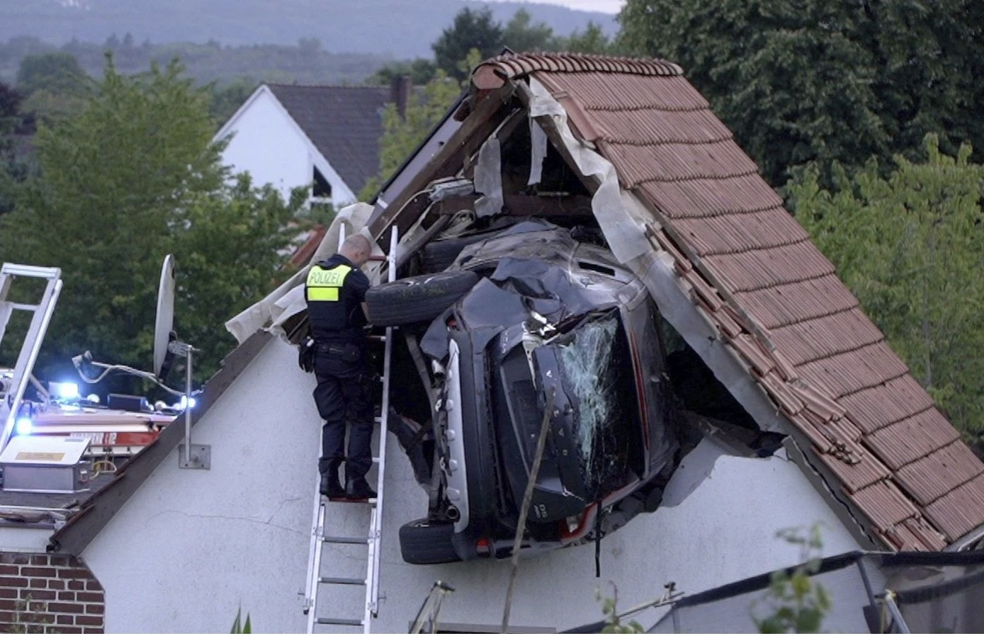 Ô tô mất lái đâm xuyên mái nhà, bé 7 tuổi trọng thương