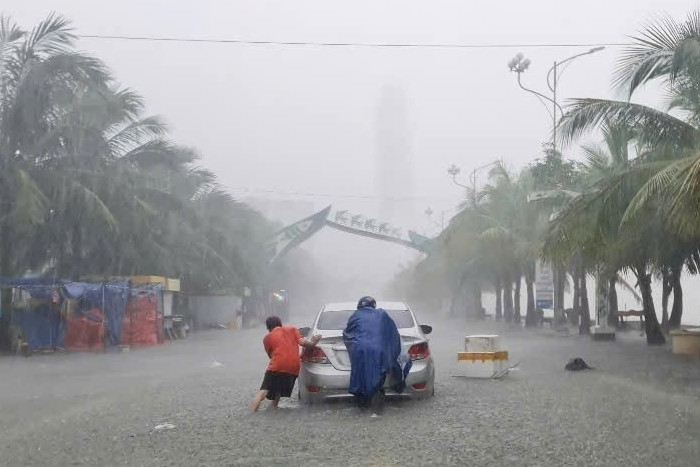 Phố biến thành sông, người dân bì bõm đẩy ô tô chết máy giữa gió bão