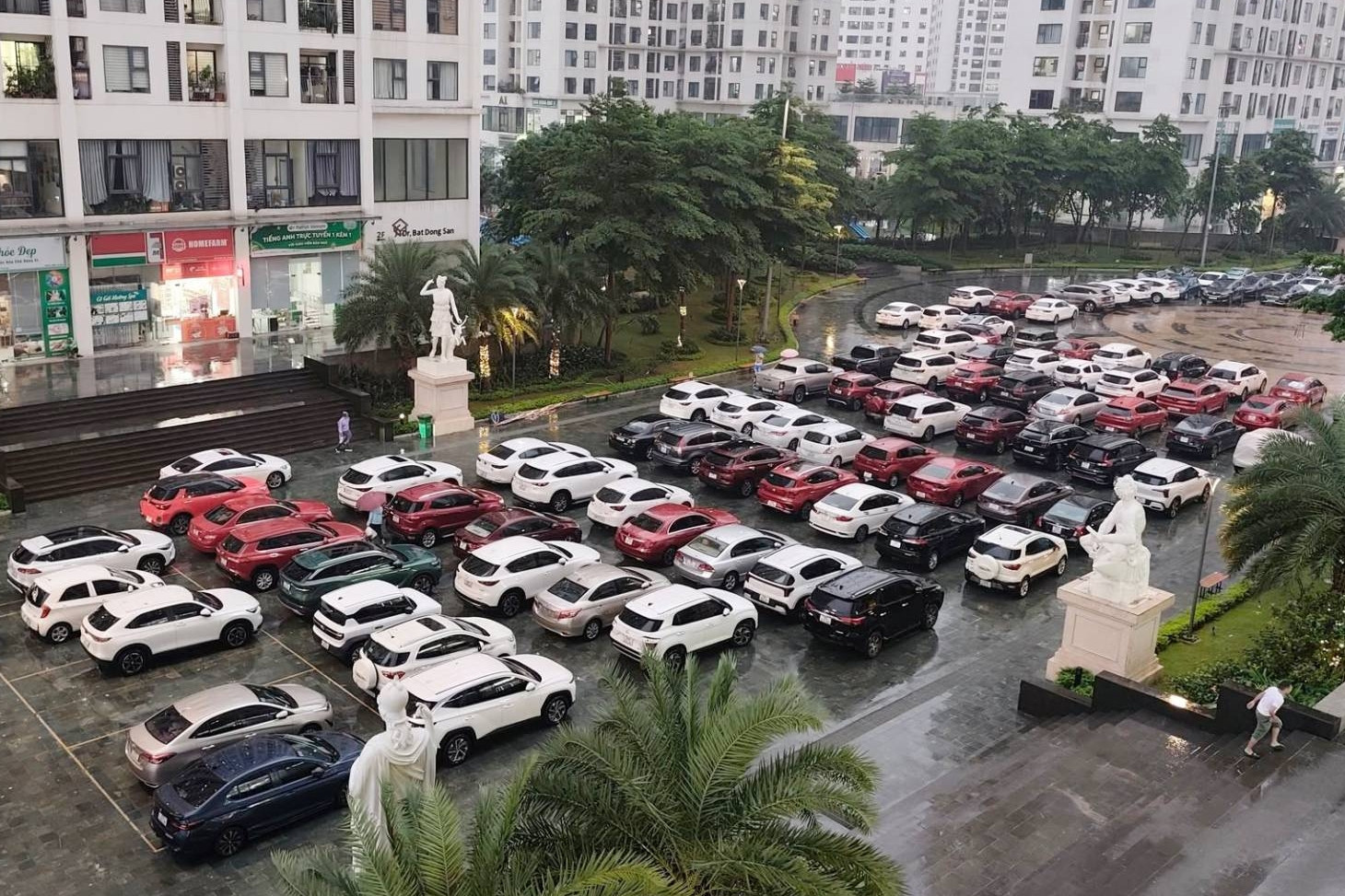 Sân chung cư, quảng trường thành bãi đỗ xe 'trú bão', chống ngập, tránh cây đè