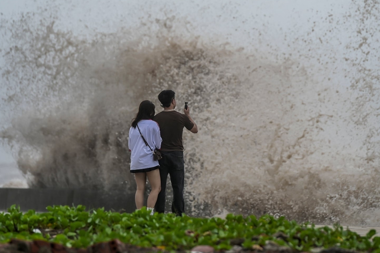 Sóng biển cao 3m cuộn bờ ở Quất Lâm, cặp đôi vô tư check-in trước bão số 3