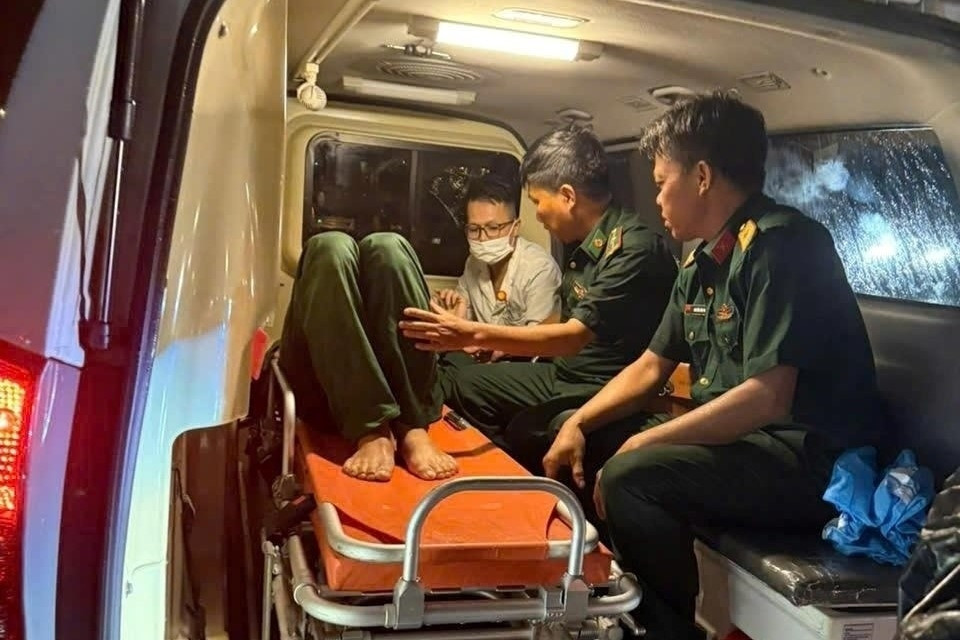 Tàu biên phòng vượt sóng trong đêm, đưa quân nhân từ đảo vào mổ cấp cứu