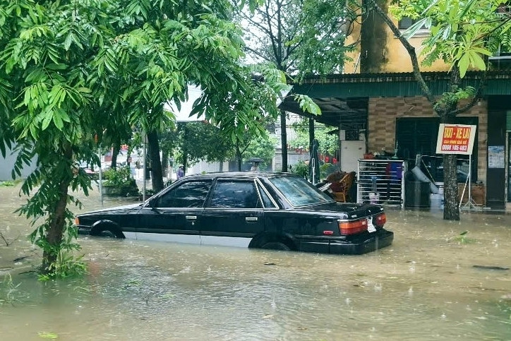 Thanh Hóa: Người dân không kịp trở tay nhìn loạt ô tô ngập trong 'biển nước'