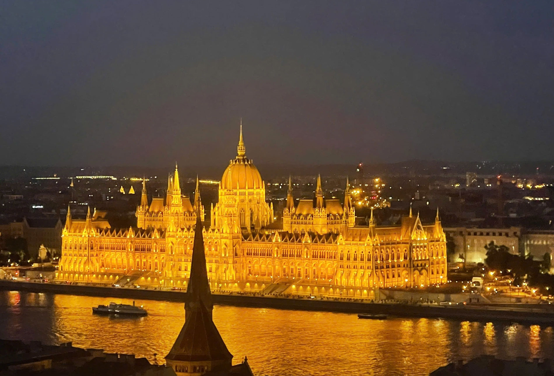 Tòa nhà Quốc hội Hungary vàng rực, đẹp nao lòng bên dòng Danube