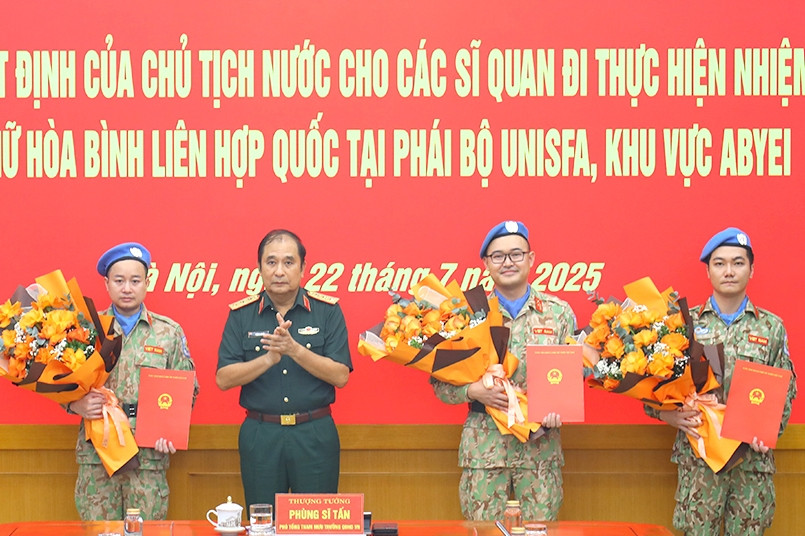 Trao quyết định của Chủ tịch nước cho 3 sĩ quan đi gìn giữ hòa bình ở Abyei