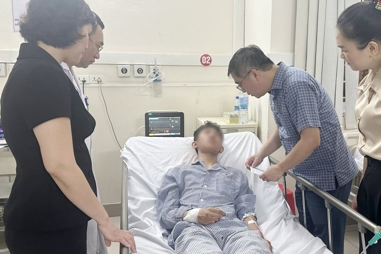 Vụ lật tàu trên vịnh Hạ Long: Đưa nam sinh mất 4 người thân về cơ sở y tế ở Hà Nội