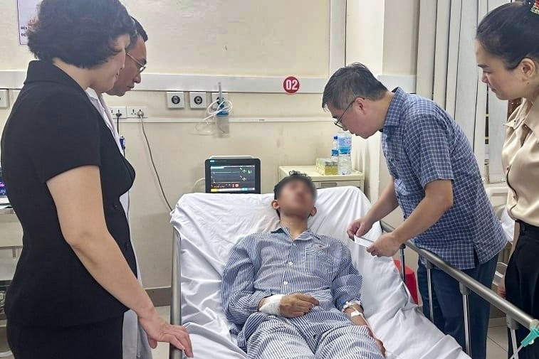 Vụ lật tàu trên vịnh Hạ Long: Đưa nam sinh mất 4 người thân về cơ sở y tế ở Hà Nội