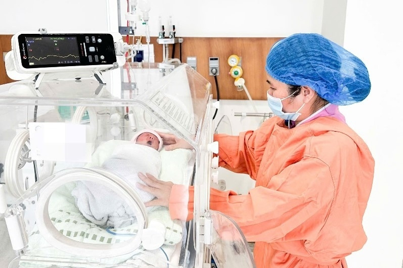 Vượt hơn 100km cấp cứu bé sinh non người Lào, nhóm bác sĩ Việt nhận quả ngọt