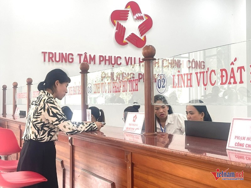 W-Tuy chiến với cò làm giấy tờ 1.jpg