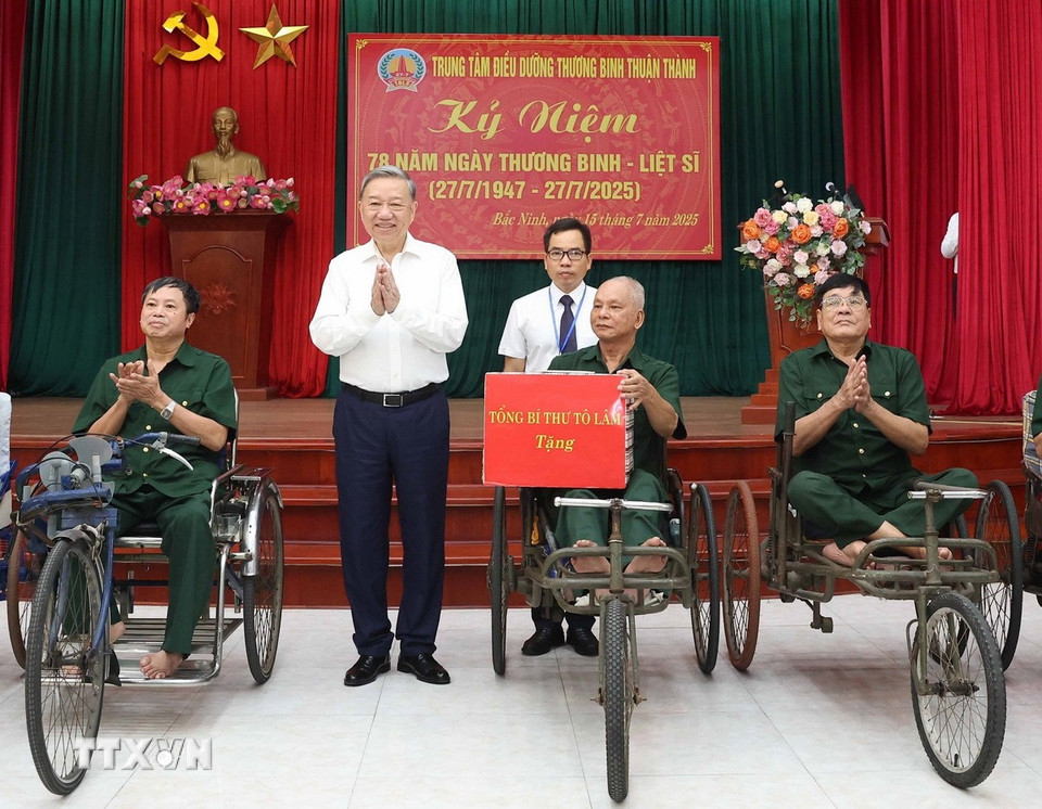 1507 tong bi thu tang qua thuong binh 4.jpg