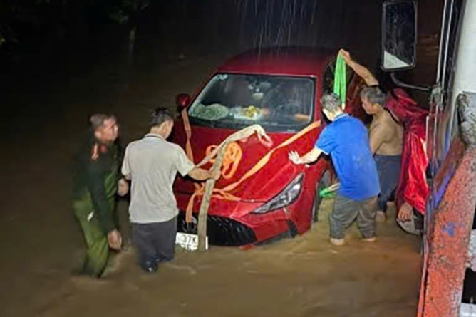 Bản tin trưa 23/7: Lũ chưa từng thấy, ngập mái nhà, người Nghệ An tất tả chạy lũ