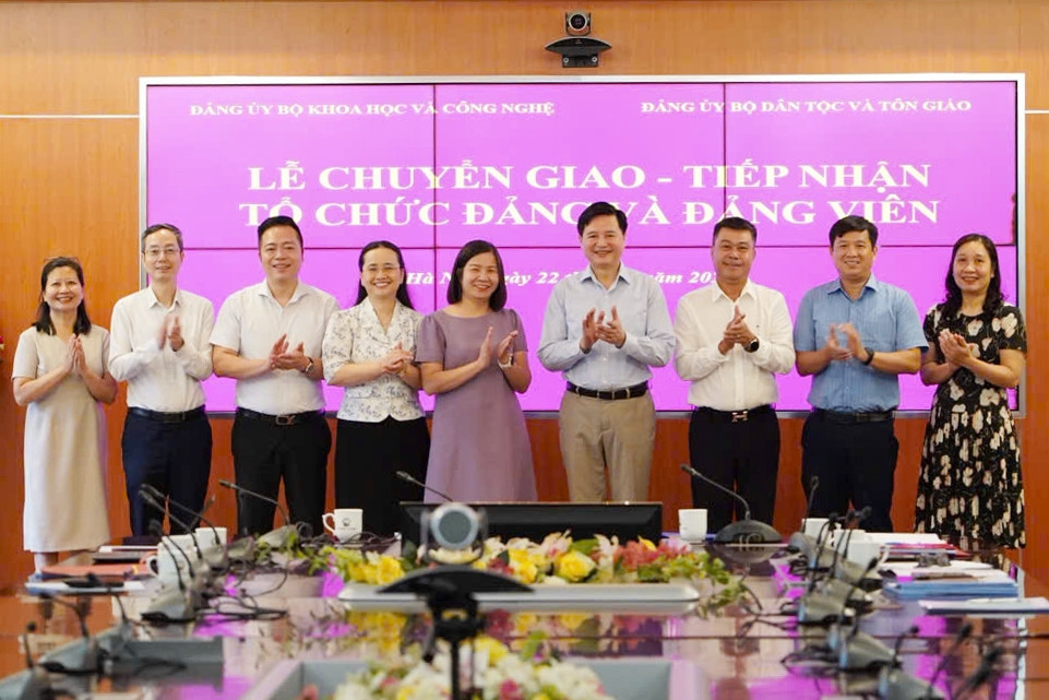 Bàn giao tổ chức đảng Báo VietNamNet về Đảng ủy Bộ Dân tộc và Tôn giáo