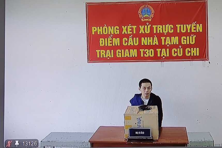 Bị chia tay, vác súng tới nhà bạn gái cũ bắn trọng thương tình địch