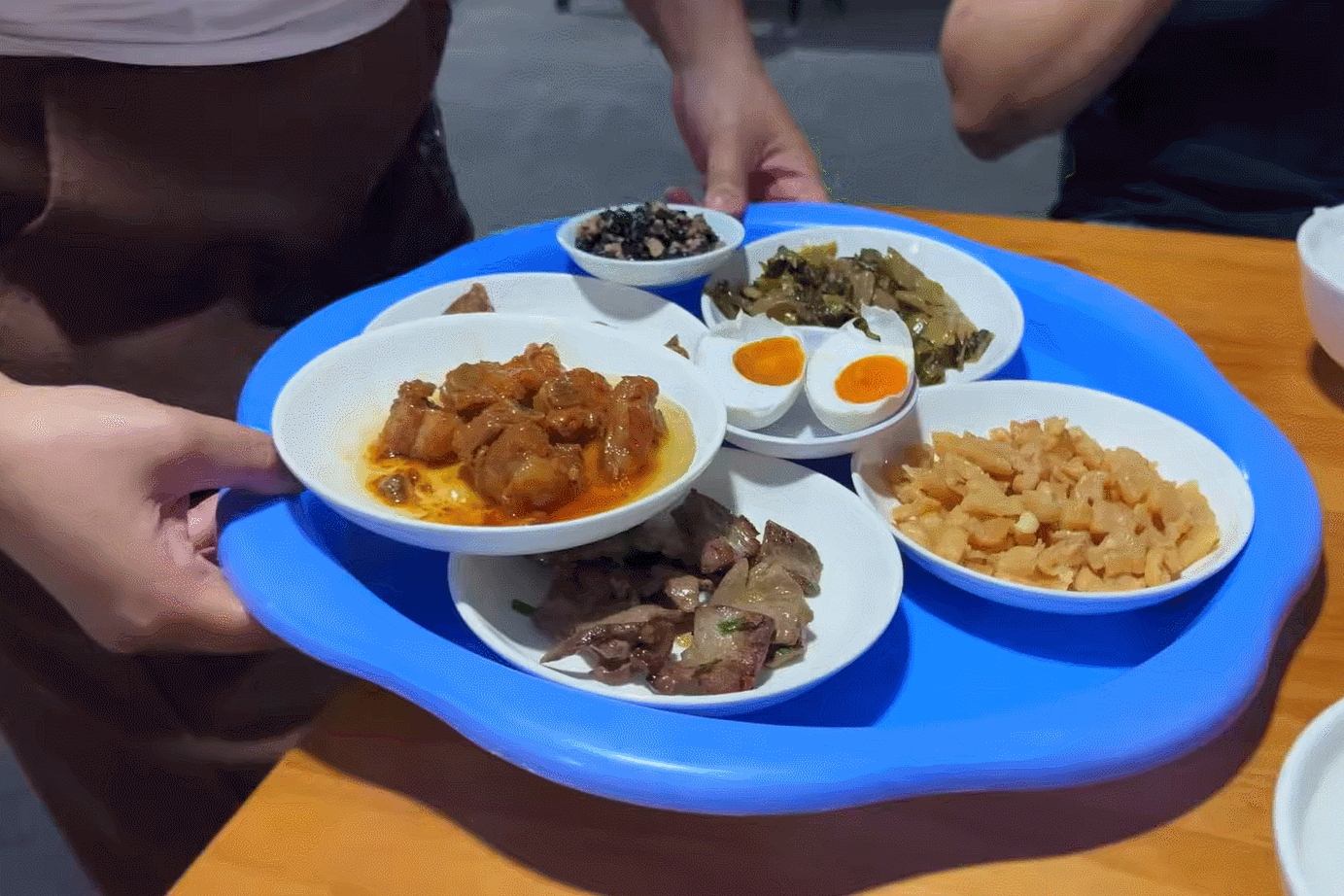 Cháo lạ ở Quảng Ninh ăn kèm cả chục món ngon, bày biện như mâm cỗ