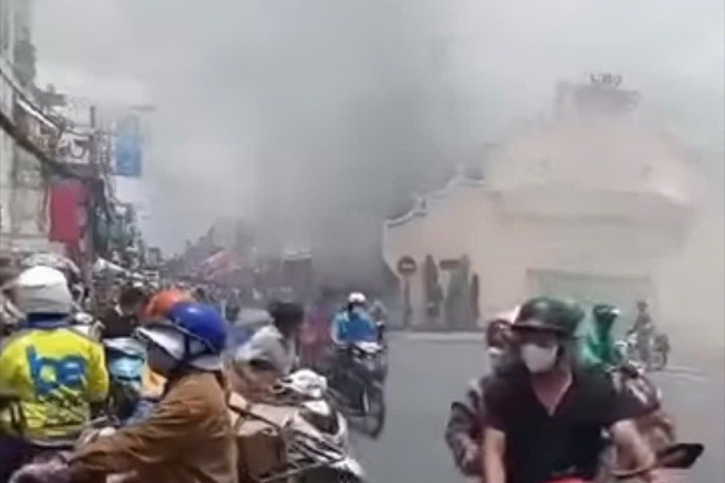 Cháy ở chợ Thủ Đức, tiểu thương nháo nhào di dời tài sản