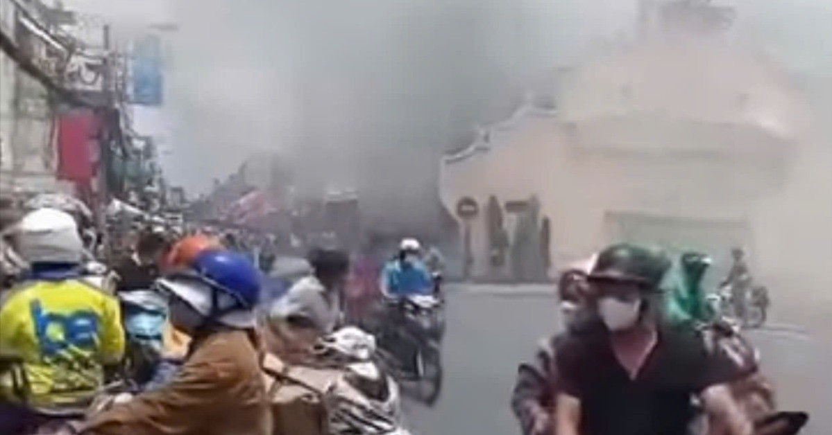 Cháy ở chợ Thủ Đức, tiểu thương nháo nhào di dời tài sản