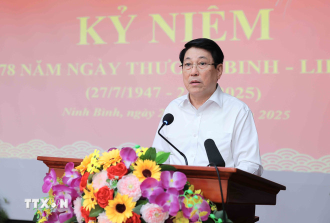 ttxvn-chu-tich-nuoc-luong-cuong-tham-tang-qua-cho-cac-thuong-binh-tai-trung-tam-dieu-duong-thuong-binh-duy-tien-8166014-2.jpg