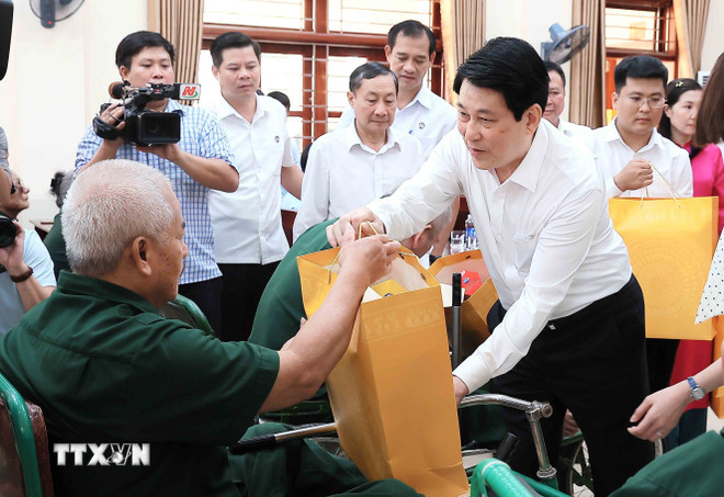 ttxvn-chu-tich-nuoc-luong-cuong-tham-tang-qua-cho-cac-thuong-binh-tai-trung-tam-dieu-duong-thuong-binh-duy-tien-8165972-4.jpg