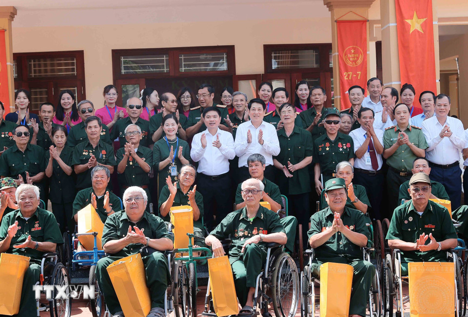 chu tich nuoc luong cuong tham tang qua cho cac thuong binh tai trung tam dieu duong thuong binh duy tien 8165972 6.jpg