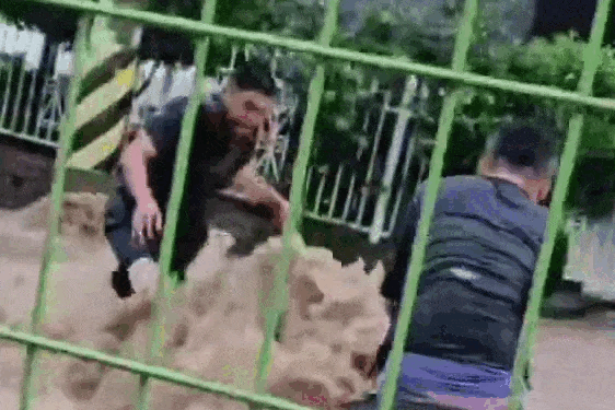 Chủ tiệm ô tô và nhân viên hết mình giải cứu cụ ông 70 tuổi giữa dòng nước xiết