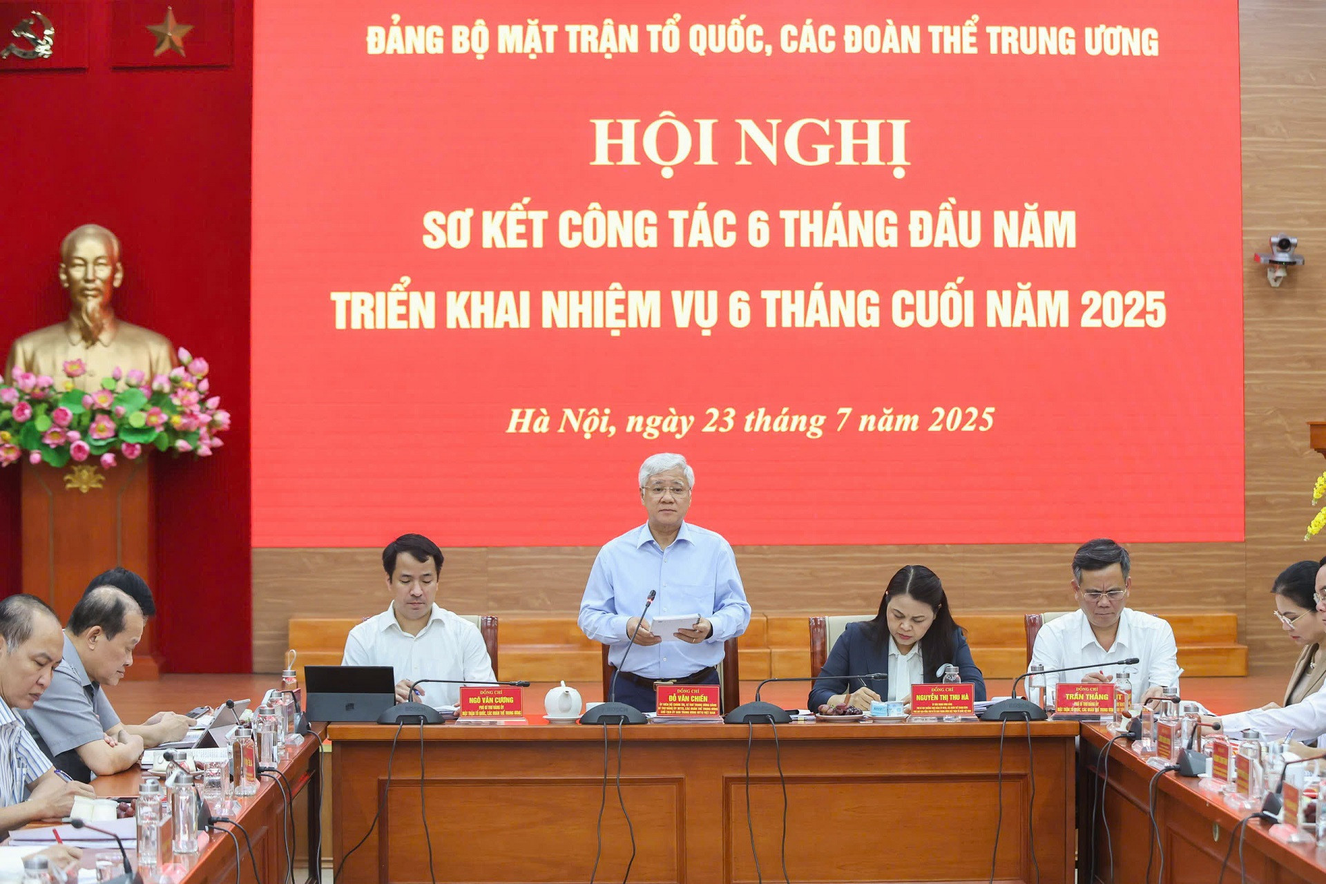 Chu tri hoi nghi.jpg