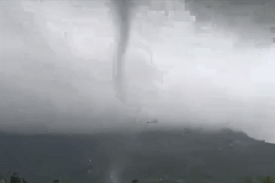 Clip lốc xoáy kéo dài 15 phút làm tốc mái hàng chục căn nhà, trạm y tế