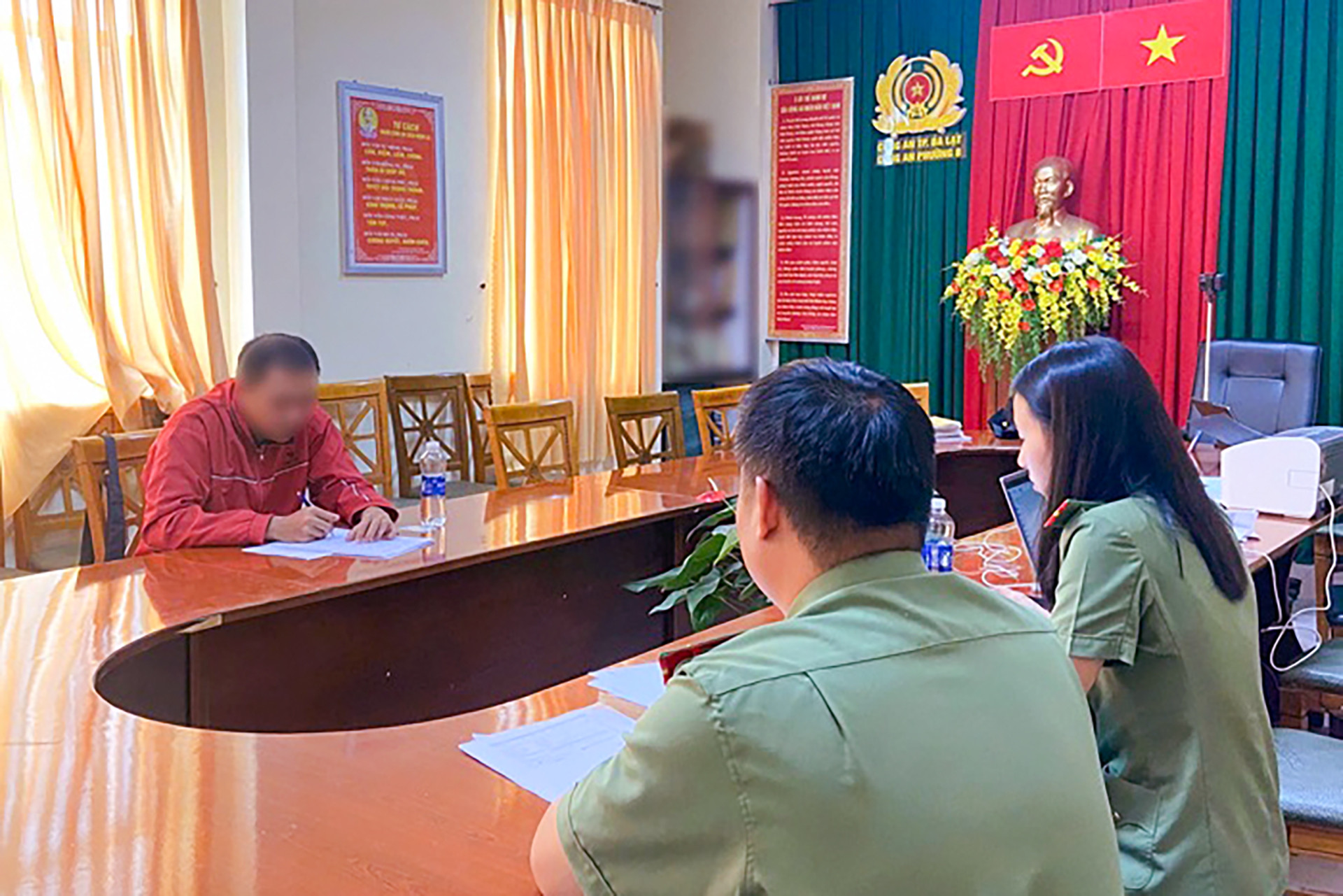 cong an lam viec.jpg