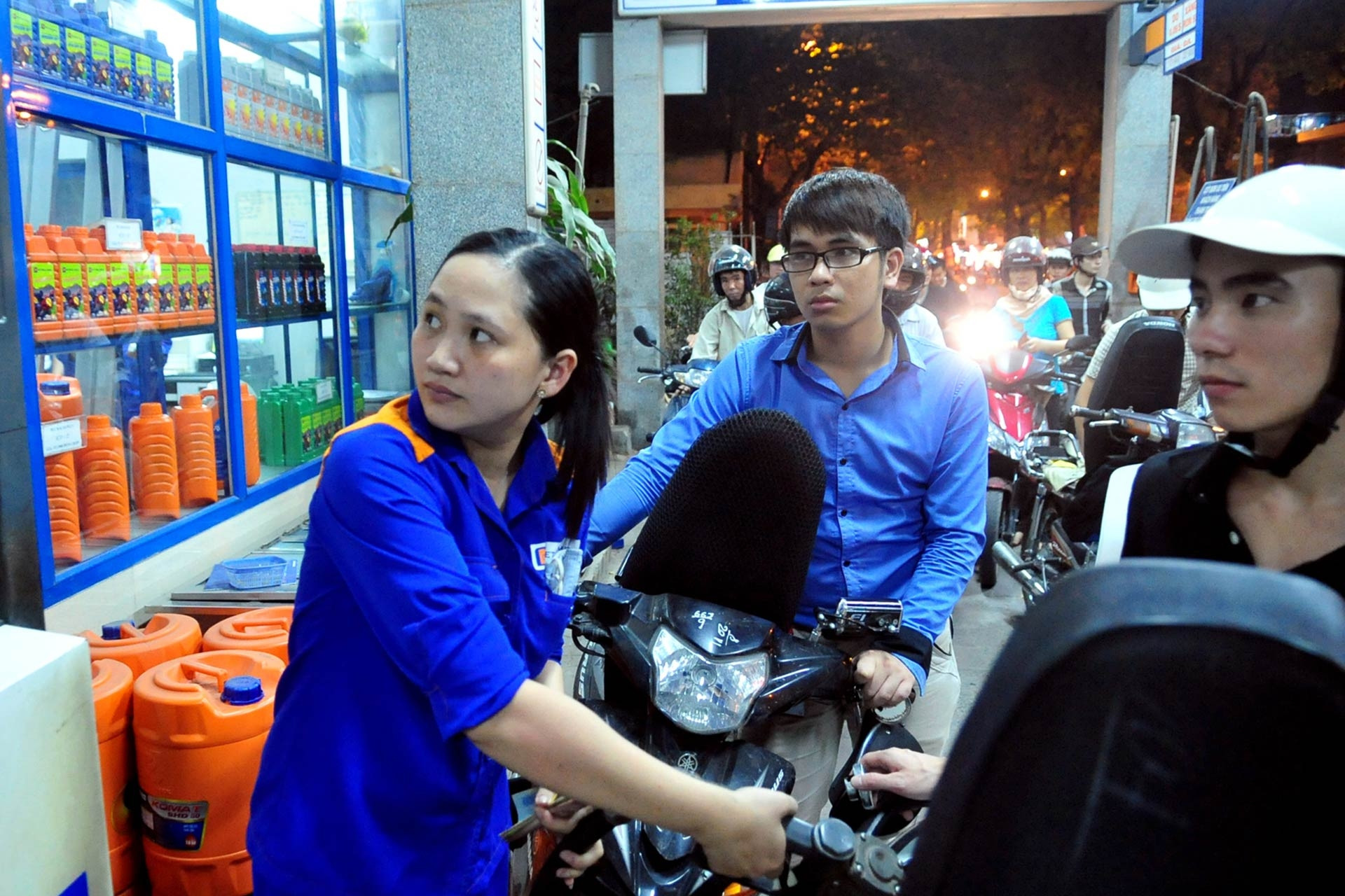 Giá xăng có thể tiếp tục giảm vào ngày mai