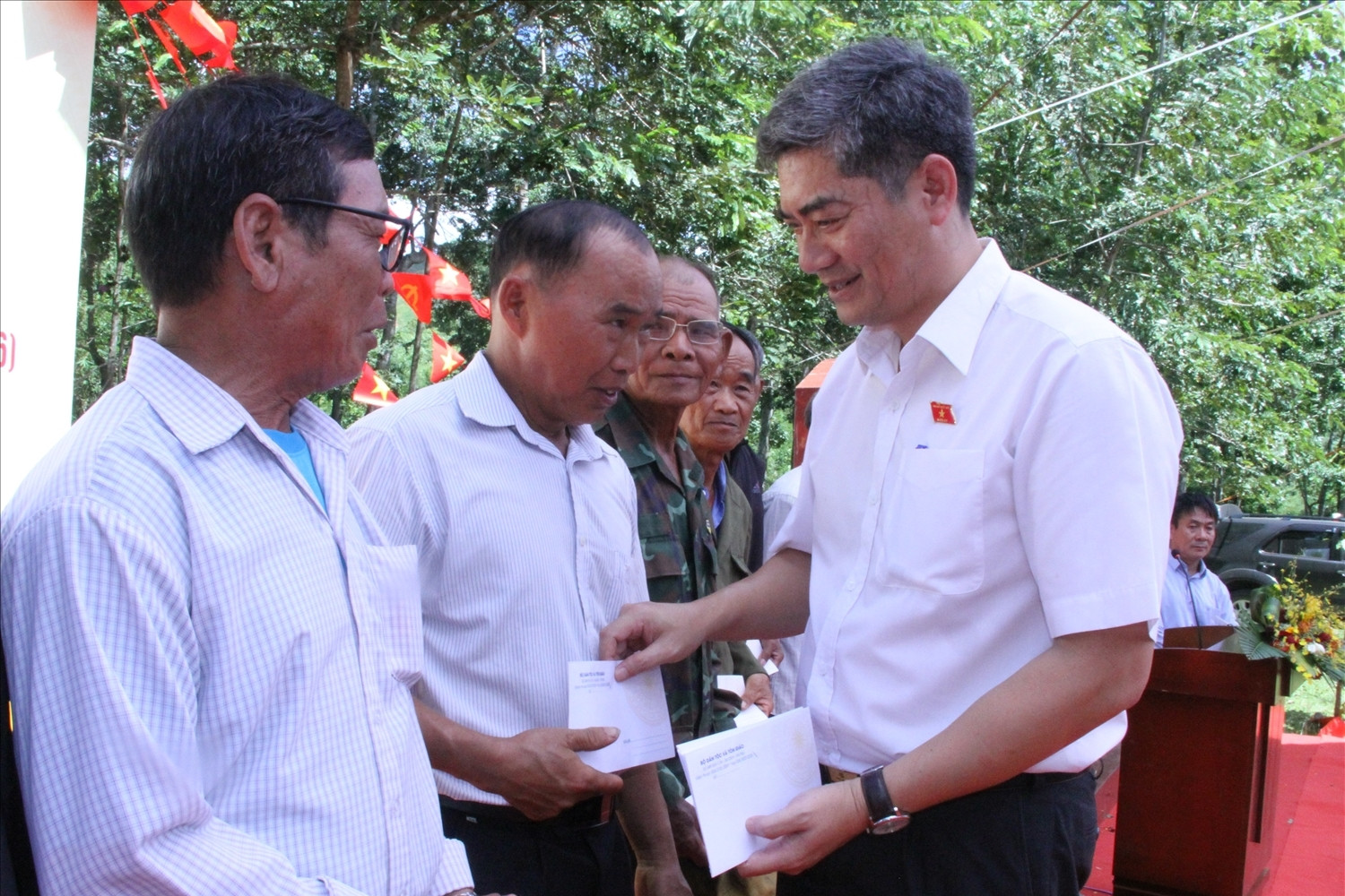 Hàng trăm phần quà tặng người nghèo và người có uy tín ở chiến khu Cư Pui