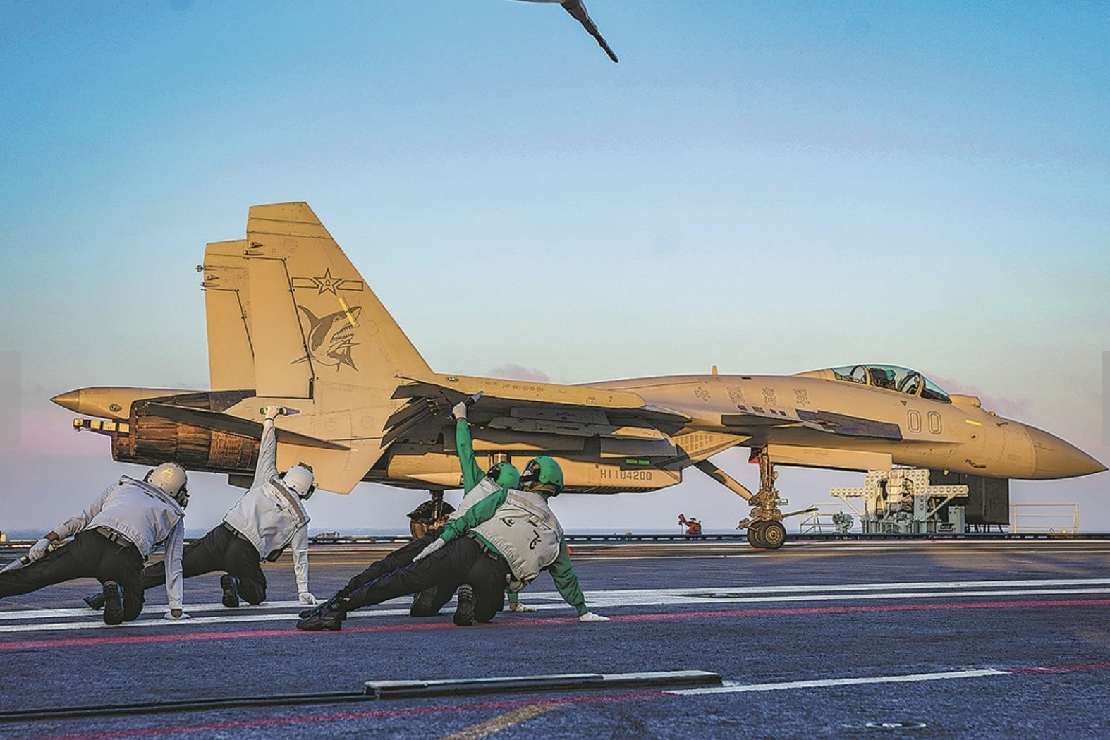 Hé lộ vai trò của nhóm 'áo len xanh' trên tàu sân bay Trung Quốc