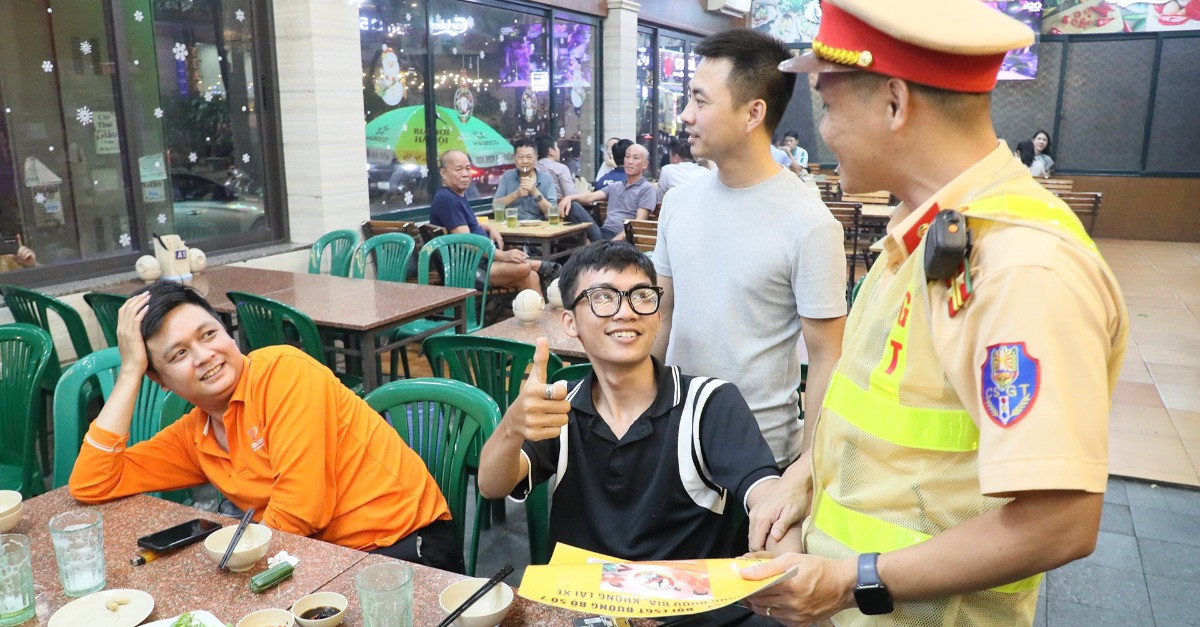 CSGT bất ngờ đến quán bia dán tờ giấy, &amp;apos;dân nhậu&amp;apos; vui vẻ gọi xe ôm về nhà