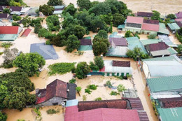 Lũ chưa từng thấy, nước ngập mái nhà, người dân Nghệ An tất tả chạy lũ