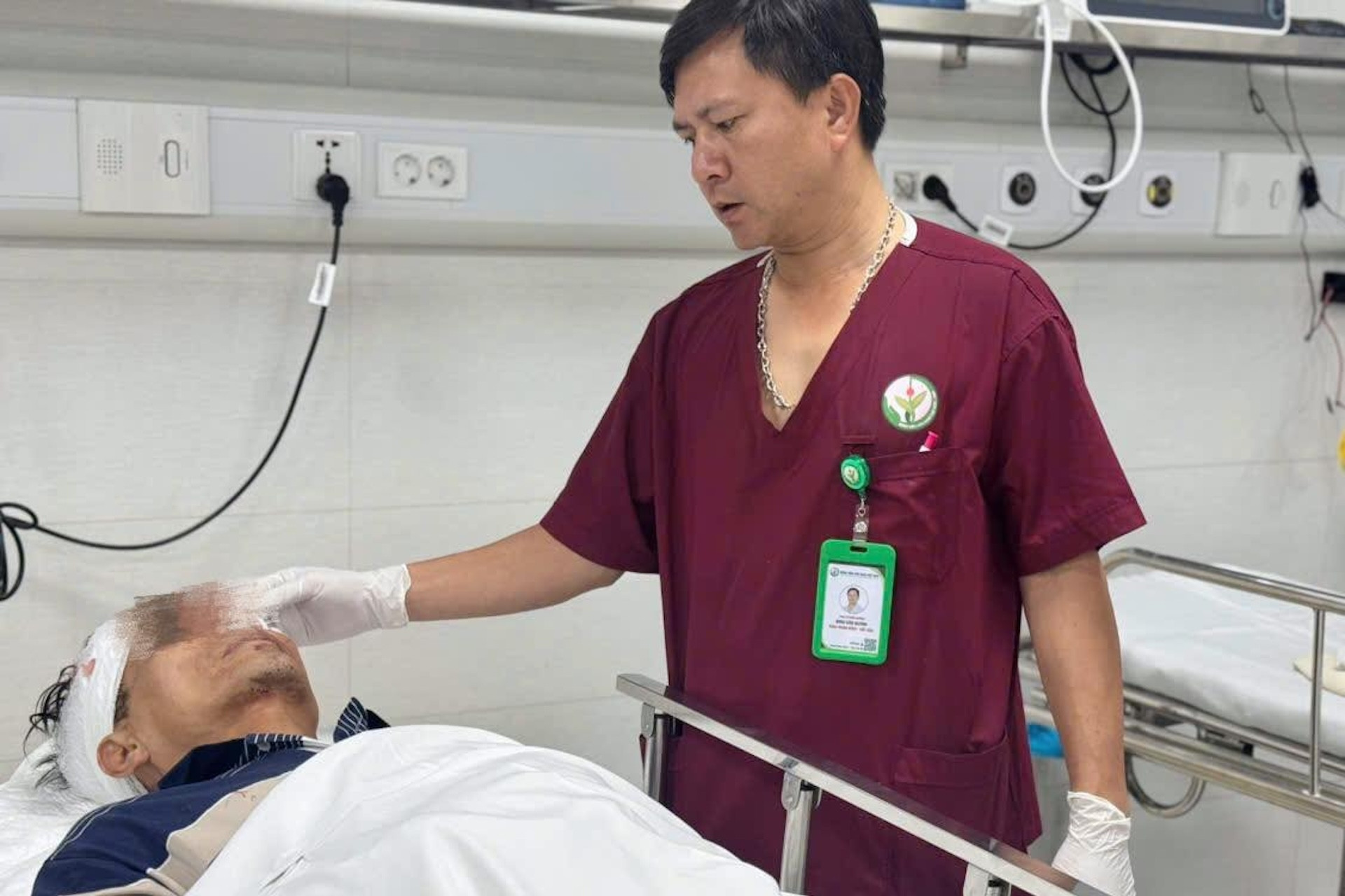 Mổ cấp cứu 1 nạn nhân nguy kịch vụ ô tô đâm loạt xe máy ở Hà Nội