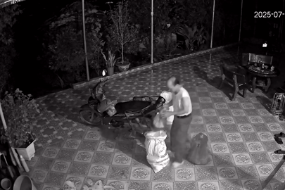 Người cha ở Phú Thọ đi 160km mang đồ cho con, lời nói dối khiến con nghẹn lòng