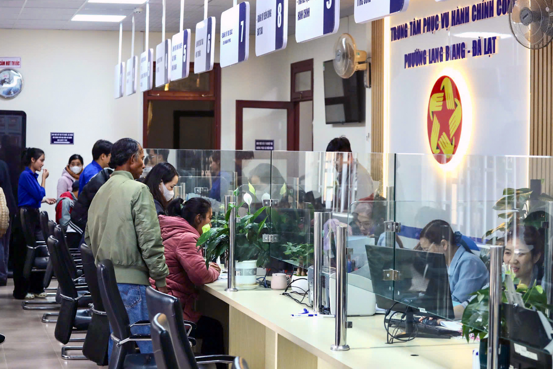 Người dân làm thủ tục tại Trung tâm phục vụ hành chính công phường Langbiang - Đà Lạt (tỉnh Lâm Đồng).jpg