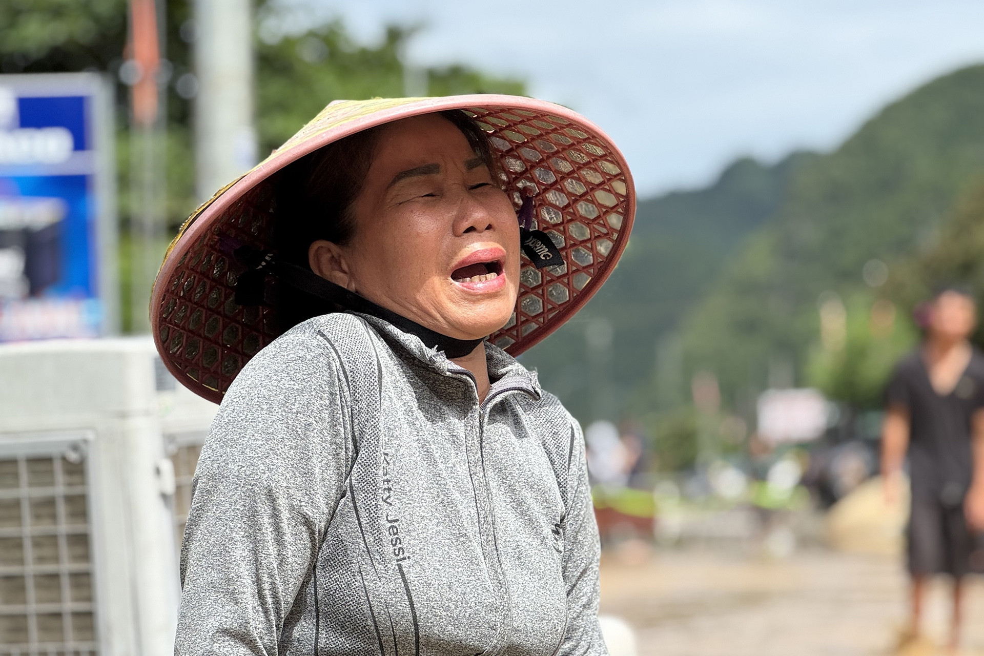 Người phụ nữ khóc lặng nhìn lũ cuốn trôi 2 căn nhà xa 10m, sắp rơi xuống sông