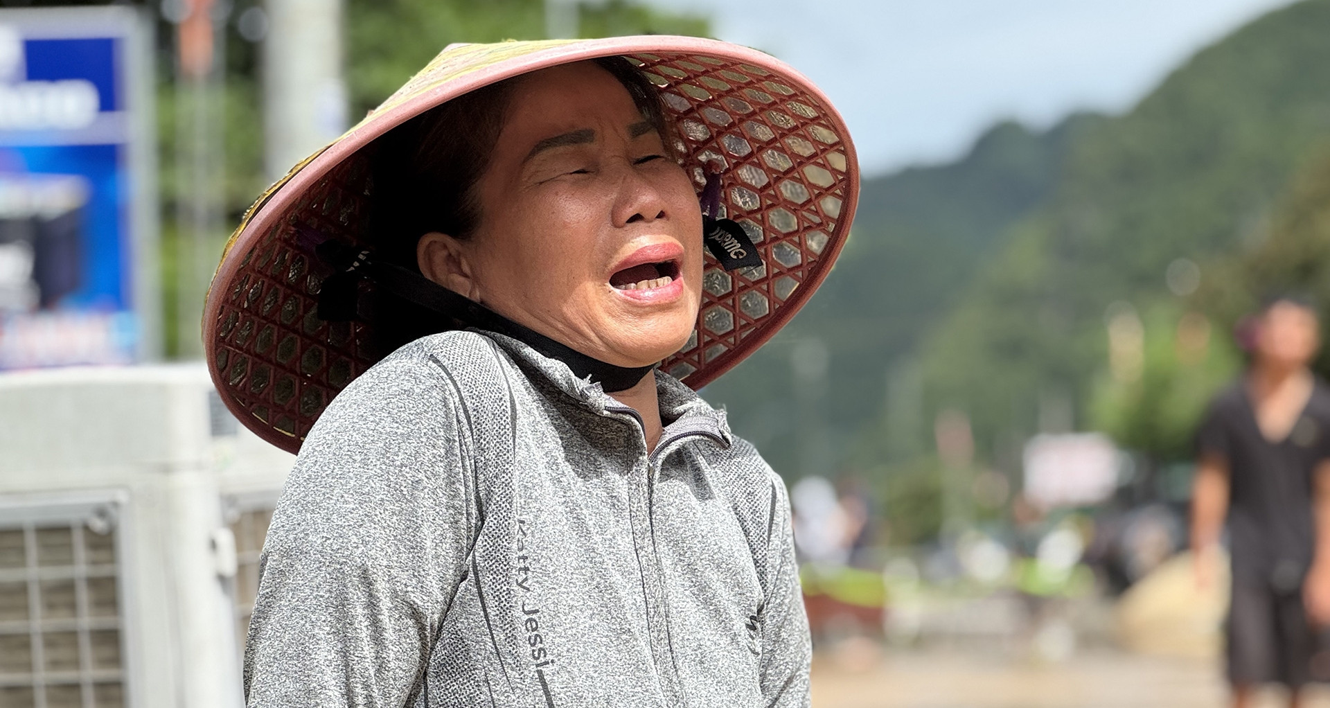 Người phụ nữ khóc lặng, nhìn lũ cuốn trôi 2 căn...