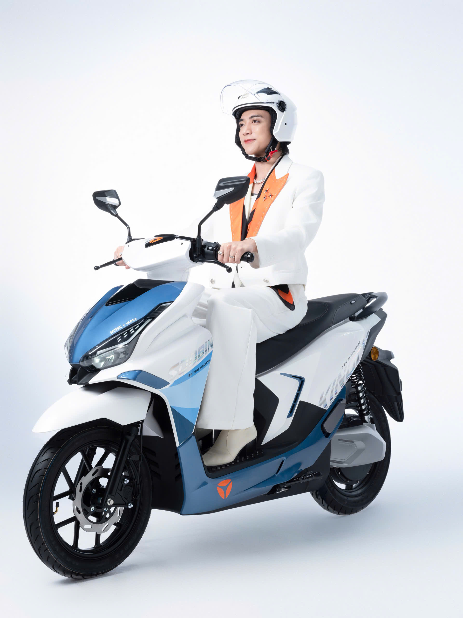 SOOBIN cùng Yadea Velax.jpg