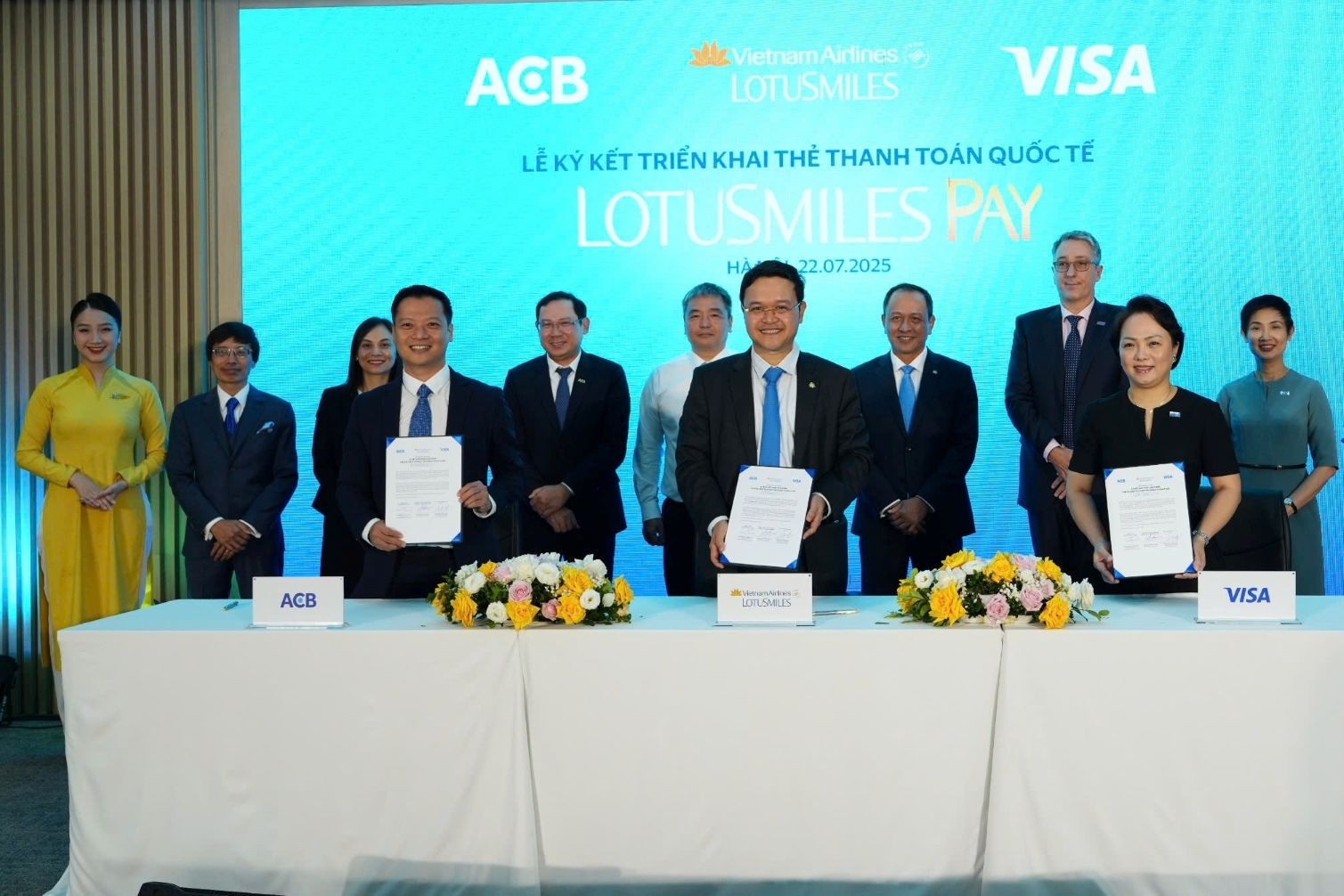 Vietnam Airlines ra mắt thẻ hội viên tích hợp thanh toán Lotusmiles Pay