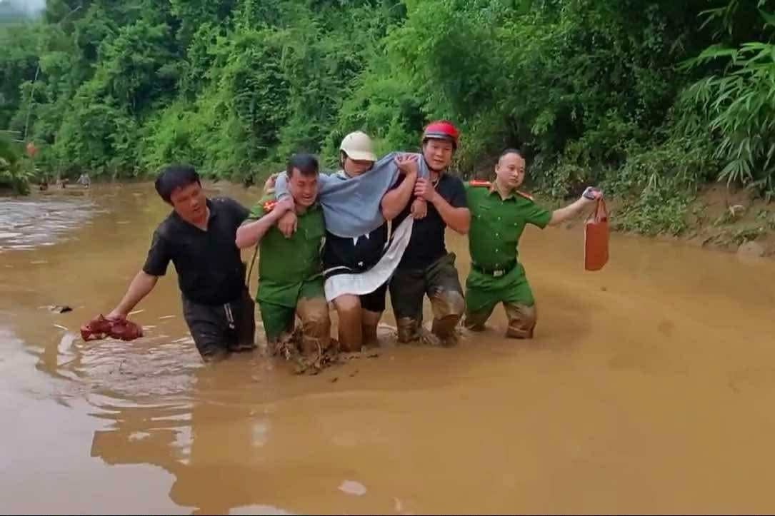 Vượt lũ, lội bùn đưa sản phụ suốt chặng đường 20km đi sinh