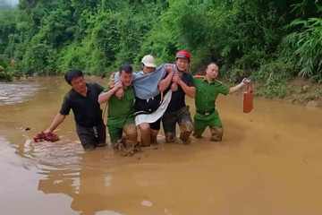 Vượt lũ, lội bùn đưa sản phụ suốt chặng đường 20km đi sinh