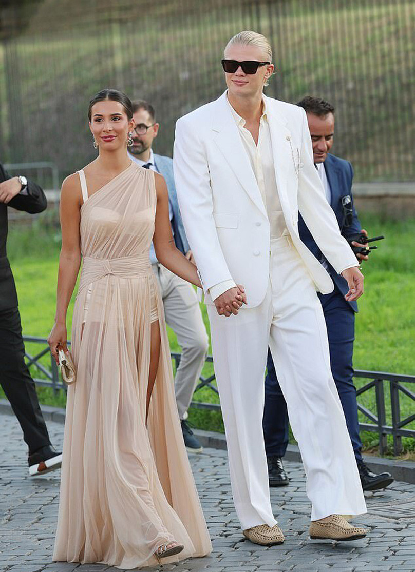 100316383 14935695 Manchester_City_forward_Erling_Haaland_attended_the_Dolce_Gabban a 15_1753350422411.jpg