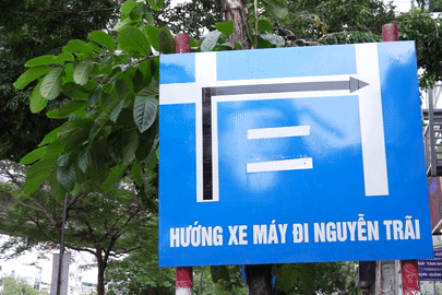 Bất chấp biển cấm, hàng loạt xe máy thản nhiên đi ngược chiều