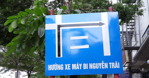 Bất chấp biển cấm, hàng loạt xe máy thản nhiên đi ngược chiều