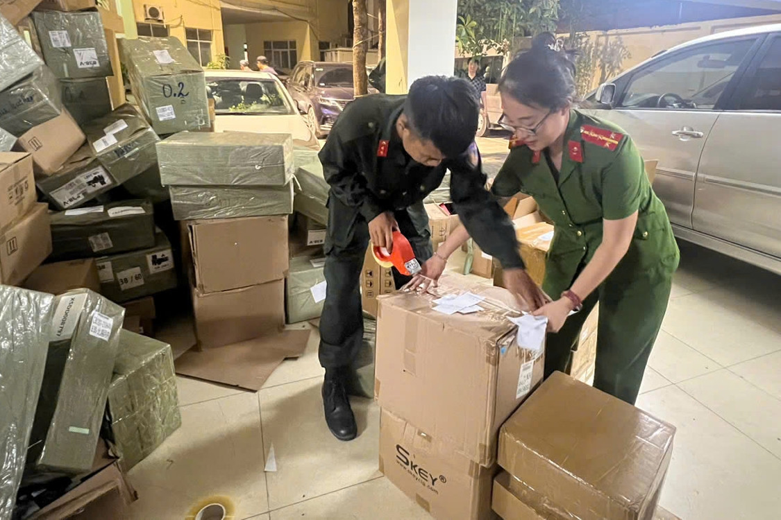 Cận cảnh kho hàng thuốc lá điện tử vừa bị Công an Hà Nội triệt phá