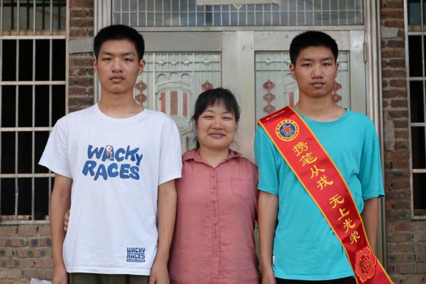 Cặp song sinh trường làng cùng trúng tuyển vào trường quân đội danh giá