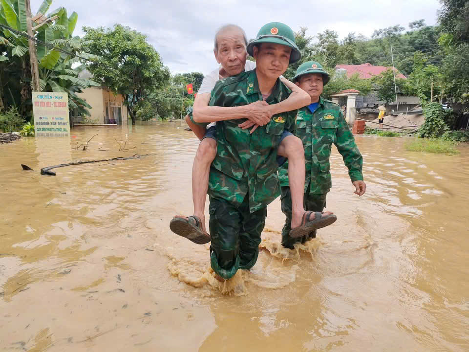 Chạy lũ.jpg